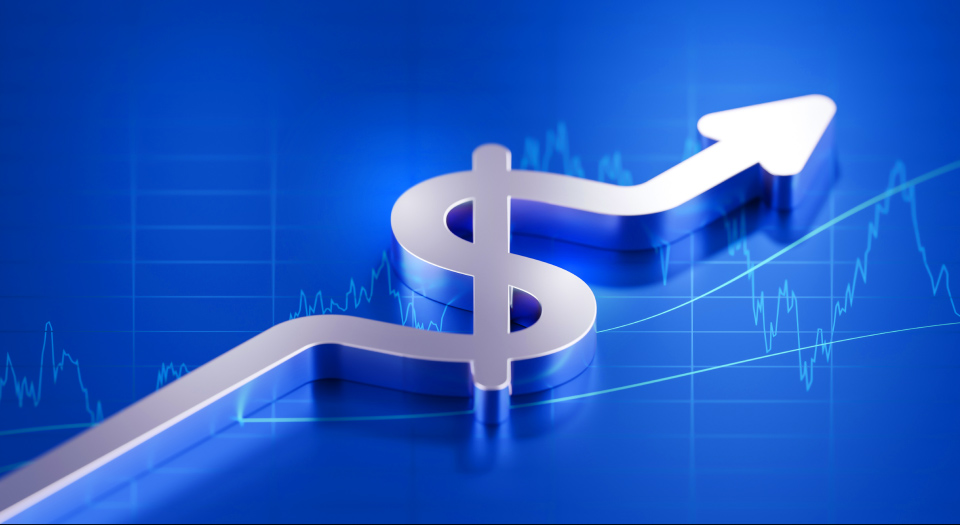 3D silver dollar sign with an upward arrow on a blue financial chart background, symbolizing US economic growth and inflation trends.