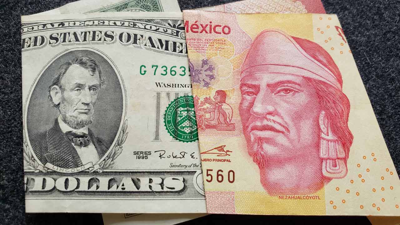 Close-up of a U.S. five-dollar bill featuring Abraham Lincoln alongside a 500 Mexican peso note featuring Nezahualcóyotl, symbolizing the USD/MXN currency pair in forex trading.