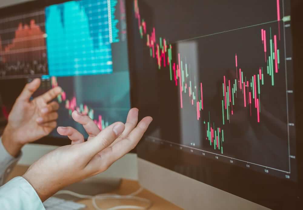 traders analyzing divergence patterns on a financial chart