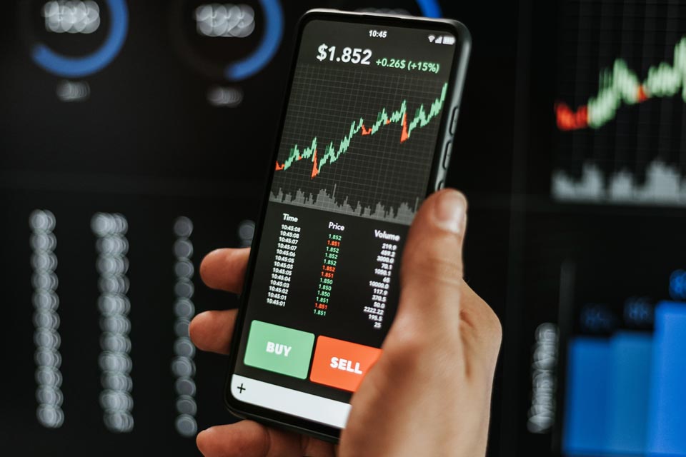 Smartphone screen showing forex buy and sell options, representing how to trade forex for beginners.