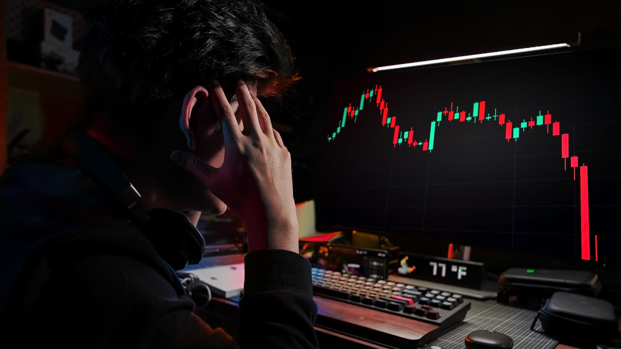 How to Protect Yourself From Market Reversals? — trader reacting to sudden forex market crash with sharp candlestick drop on trading platform.