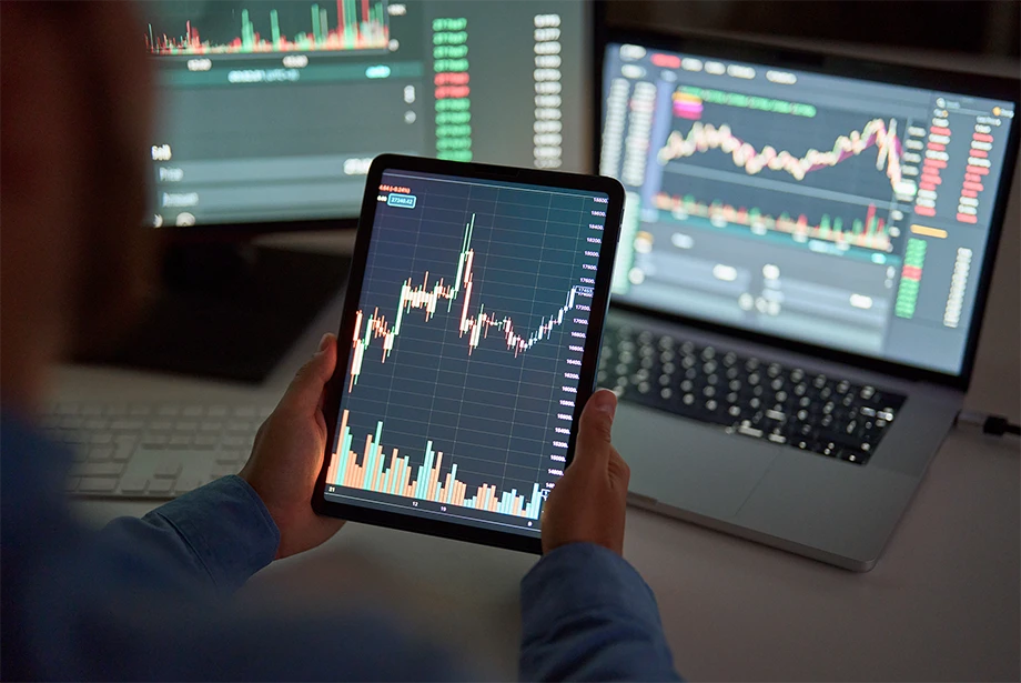 TradingView chart showing drawing tools used for technical analysis to highlight trends and support resistance levels.